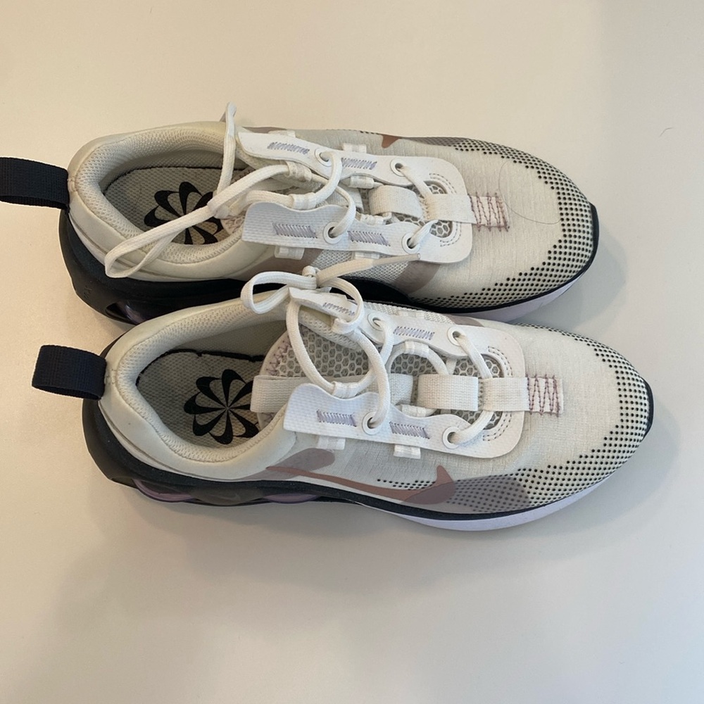 Nike Air Max size 6.5. Never worn.